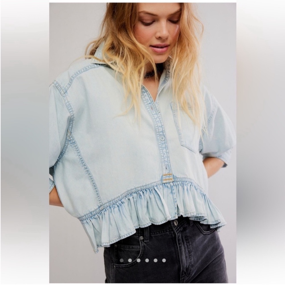 Free People NWOT Bailey Denim Shirt Size Medium in Light Tint Wash